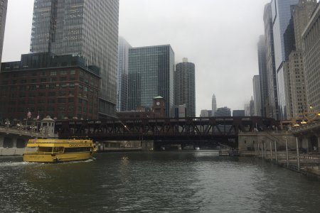 De Chicago riverwalk, leuke wandeling onder de wolkenkrabbers