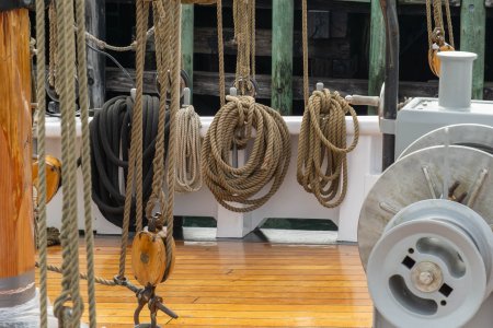 Een aantal touwen van Bluenose II