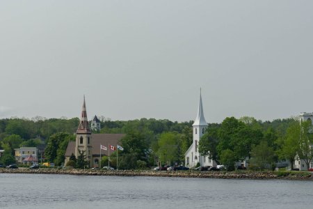 Een dorp aan een baai met 4 kerken naast elkaar
