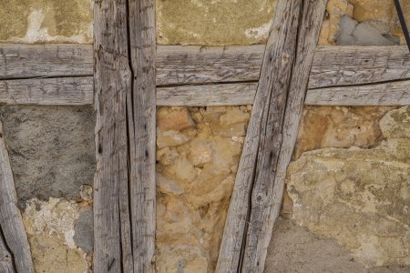 De vulling tussen de houten balken van een vakwerk huis