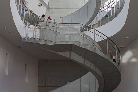 Losstaande trap in het Dali museum