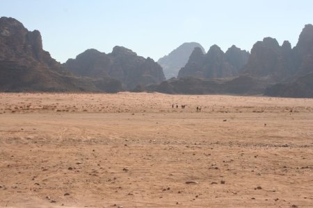 Wandelaars in Wadi Rum, de valei van Lawrence of Arabia