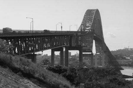 De brug over het Panama kanaal aan de Pacific kant