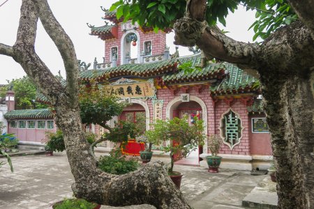 De poort van de Quang Dong Assembly Hall